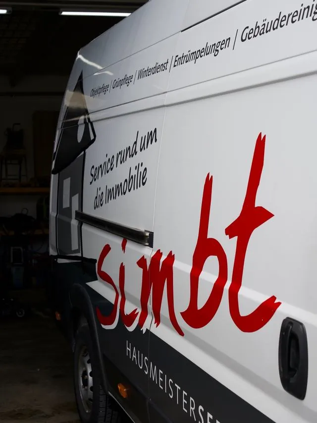 Transporter mit rotem Simbt-Schriftzug und Leistungsübersicht