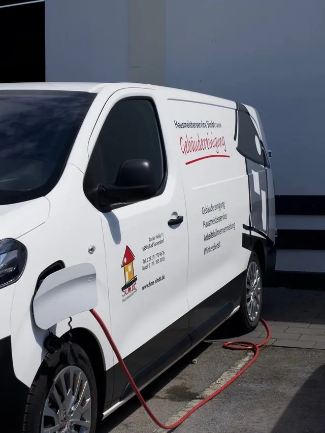 Weißer Simbt-Transporter für Gebäudereinigung