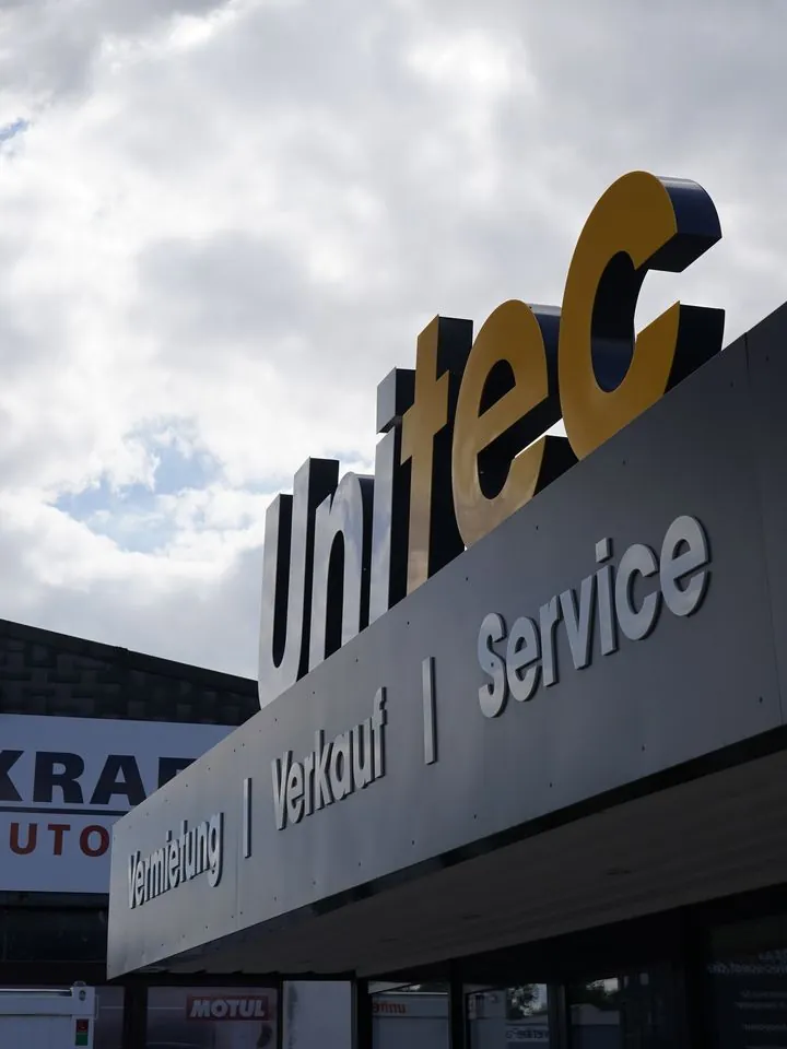 Unitec-Schriftzug über dem Firmengebäude in Soest