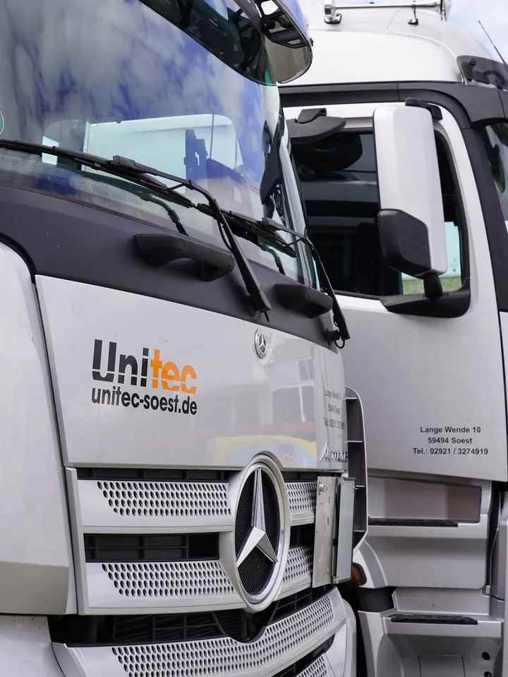 Zwei Unitec-Lkw im Detail mit Logo auf der Front
