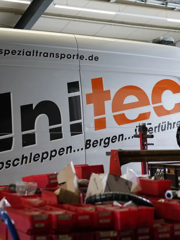 Unitec-Transporter mit Schriftzug in der Werkstatthalle