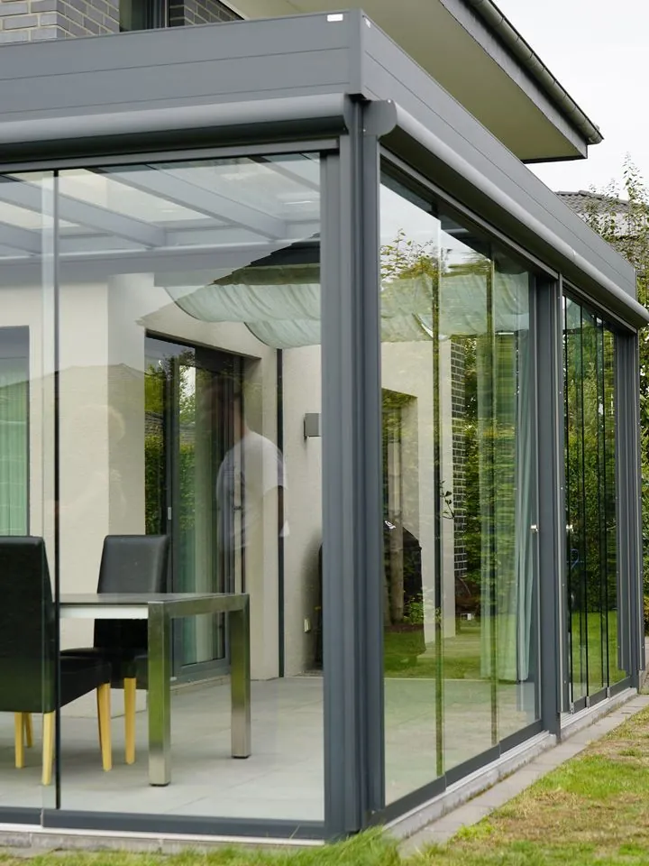 Von Buildora gebauter Wintergarten mit Glasschiebewänden