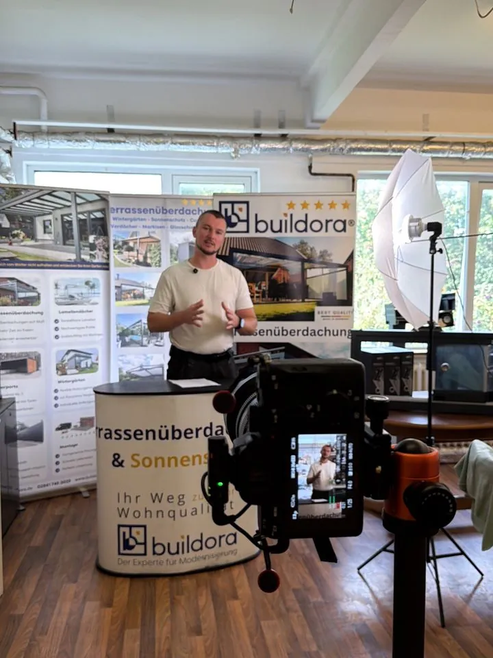 Videodreh für Buildora: Erklärung vor der Kamera im Ausstellungsraum