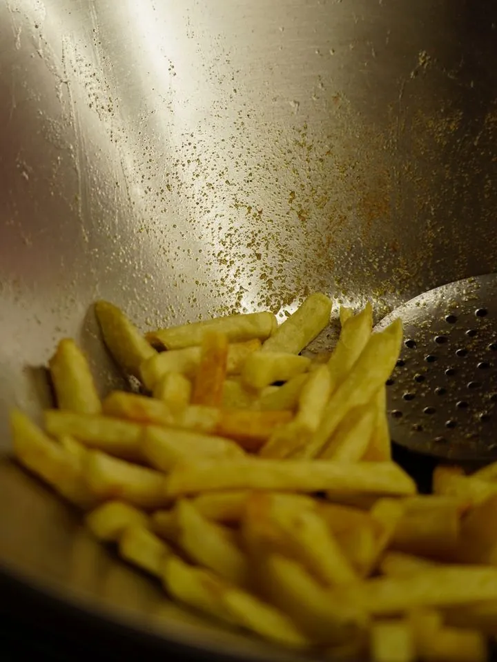 Frische Pommes in der Edelstahlschale bei CurryCo